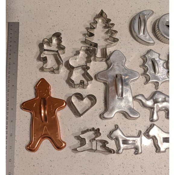 Vintage 1950s Assorted Metal Cookie Cutters Set Of 19 - Picture 16 of 16